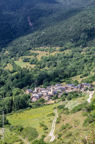 Vue sur un village des Pyr  n  es