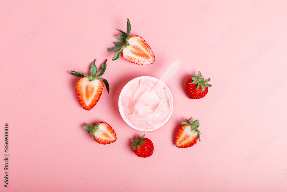 pink cream or face mask, fresh ripe strawberries on a pink background. The concept of natural cosmetics. Beauty and personal care concept. concept of a beauty salon or cosmetics store. flat lay. - obrazy, fototapety, plakaty 