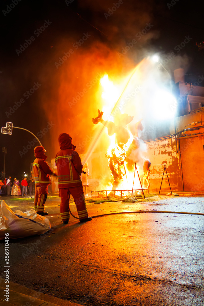Obraz premium Fallas of Valencia burning on the day of March 19 at night