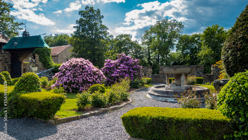 Fototapeta premium Bajeczny ogród z fontanną