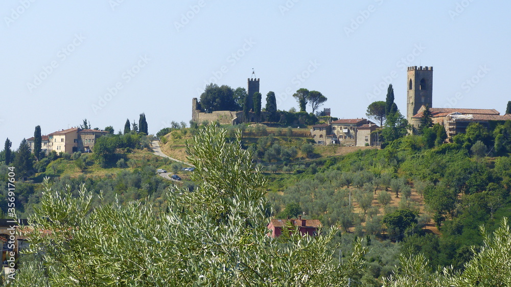 typisches Landschaftsbild der Toskana im Sommer mit Hügellandschaft, Landgut, Olivenhainen und Zypressen