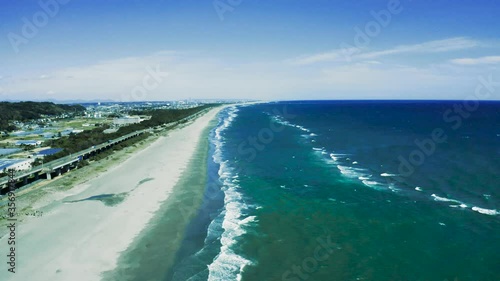 白い砂と青い海のドローン空撮 
海岸線に沿って飛行
Aerial view of drone on the beach with white sand and blue sea.
