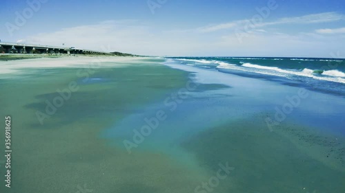 白い砂と青い海のドローン空撮 
海岸線に沿って飛行
Aerial view of drone on the beach with white sand and blue sea.
