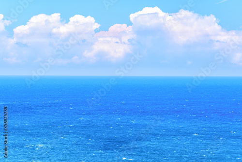 【ハワイ】真夏の青い海と入道雲の様子