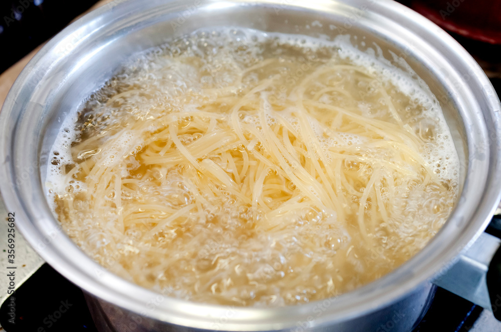 パスタを茹でる
