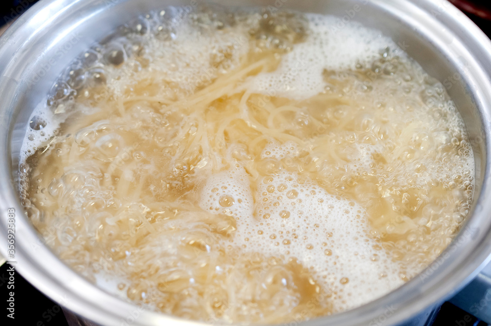 パスタを茹でる パスタを茹でる