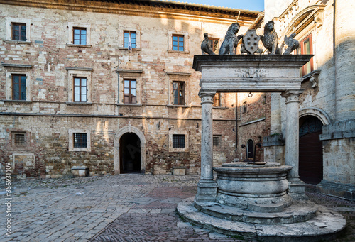 Italy,Tuscany, Montepulciano, 15th-century well in the foreground, Renaissance palace background