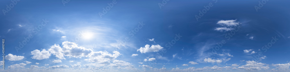 Fototapeta premium Nahtloses Panorama mit blau-weißem Himmel 360-Grad-Ansicht mit schönen Cumulus-Wolken zur Verwendung in 3D-Grafiken als Himmelskuppel oder zur Nachbearbeitung von Drohnenaufnahmen