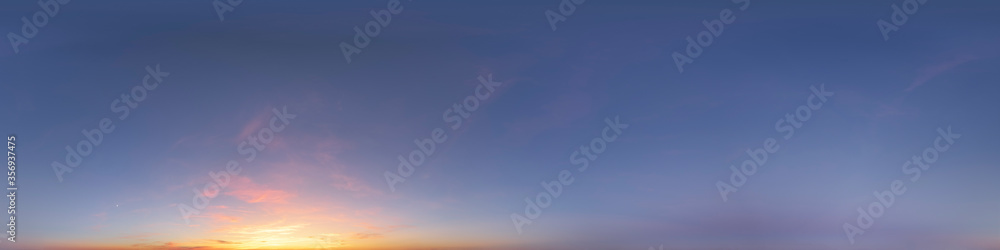 Nahtloses Panorama mit abendlichem Himmel 360-Grad-Ansicht mit wenig Wolken zur Verwendung in 3D-Grafiken als Himmelskuppel oder zur Nachbearbeitung von Drohnenaufnahmen