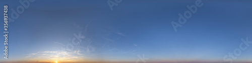 Nahtloses Panorama mit Sonnenuntergang - Himmel als 360-Grad-Ansicht zur Verwendung in 3D-Grafiken als Himmelskuppel oder zur Nachbearbeitung von Drohnenaufnahmen © ARochau