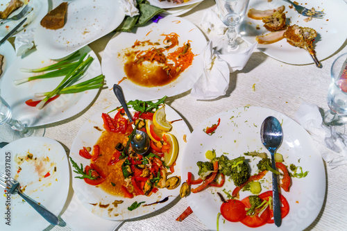 Принти на полотні Top view of dirty plates and glasses after a meal on the restaurant table