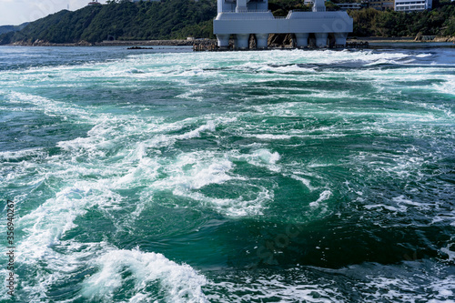 鳴門海峡の渦潮と大鳴門橋