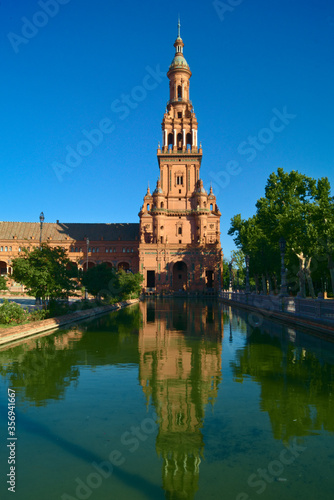 Atardecer en la Plaza de España en Sevilla (Andalucía, España).