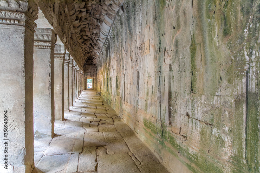 Fototapeta premium inside the tunnel Bayon temple, Angkor Wat complex, Siem Reap, Cambodia.