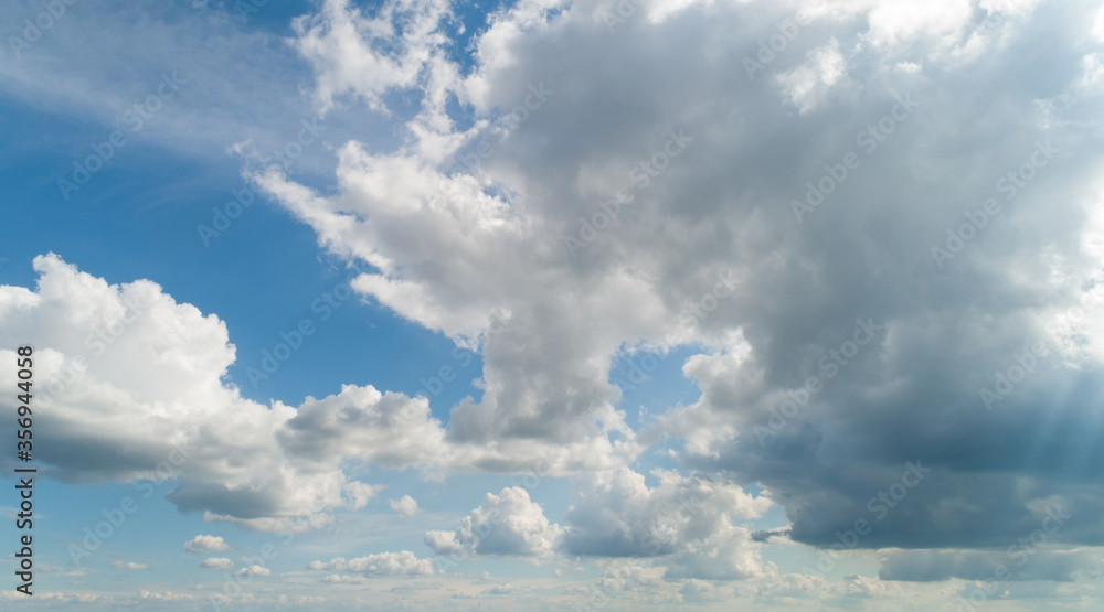 Weiße Wolken und blauer Himmel mit der Drohne fotografiert Weiße Wolken und blauer Himmel mit der Drohne fotografiert