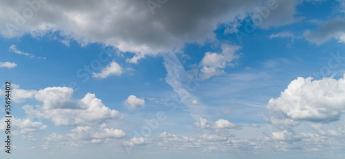 Weiße Wolken und blauer Himmel mit der Drohne fotografiert 