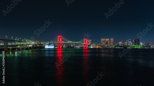 レインボーブリッジ、赤色のライトアップ 富士見橋から © 健太 上田