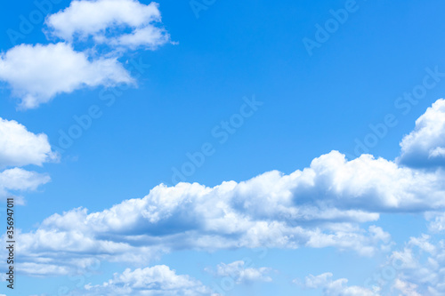 Blauer Himmel mit Dicken Wolkengebilde