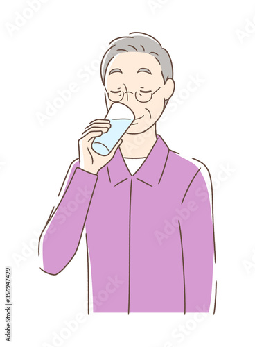 コップの水を飲む男性