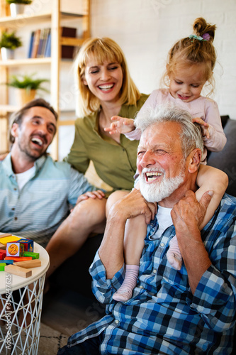 Foto Senior grandparents playing with grandchildren and having fun with family