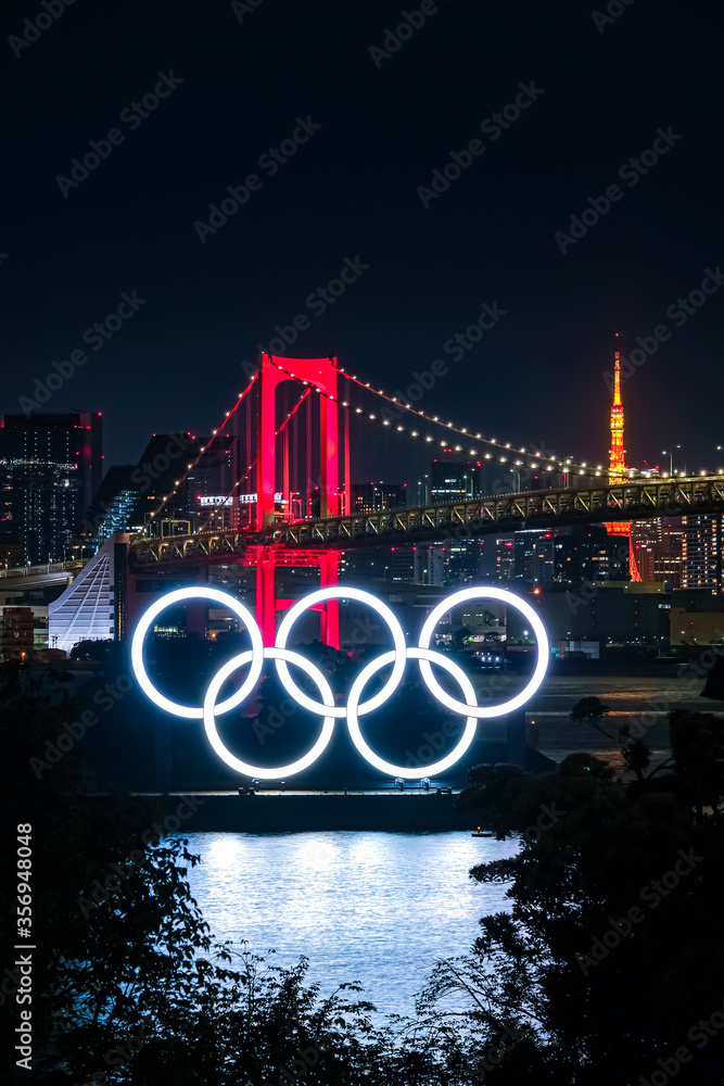 お台場から見る東京の夜景 赤色のレインボーブリッジ オリンピックモニュメント 年6月 Foto De Stock Adobe Stock