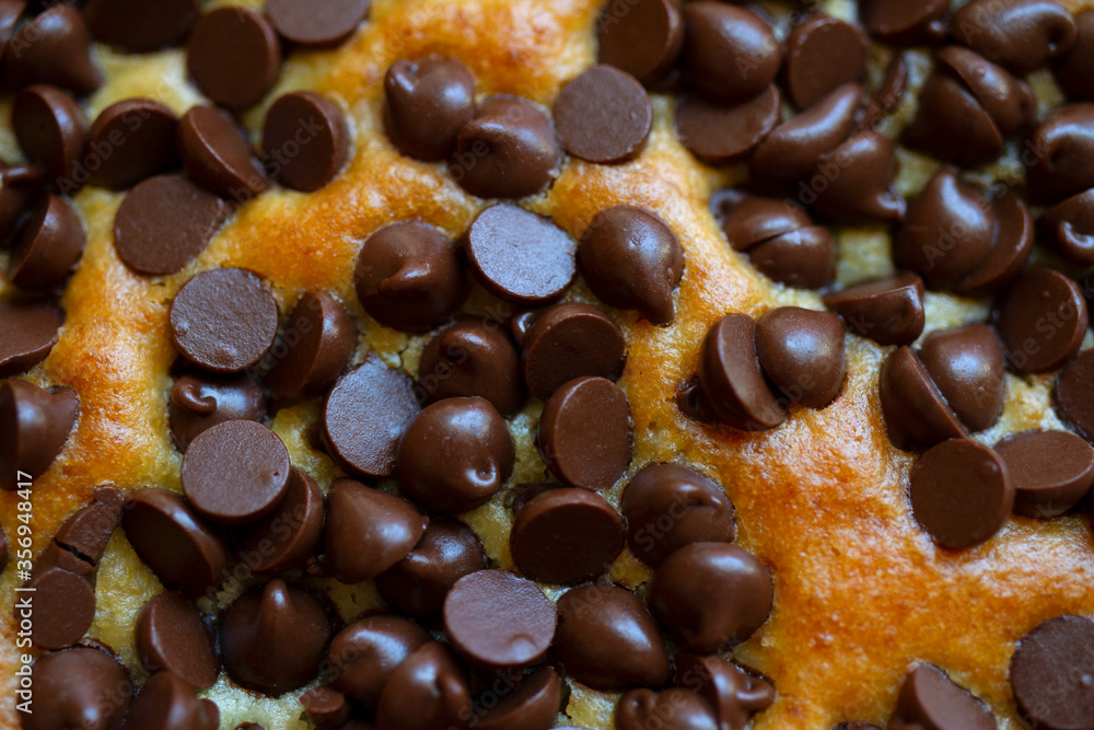 gocce di cioccolato macro su torta soffice pasticceria gocce di cioccolato macro su torta soffice pasticceria