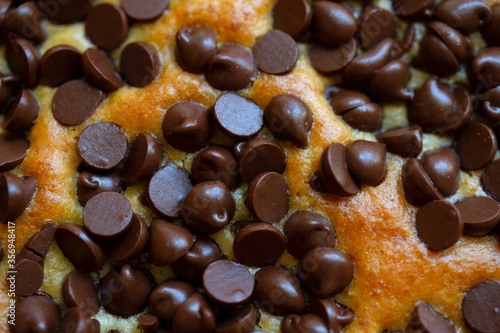 gocce di cioccolato macro su torta soffice pasticceria
