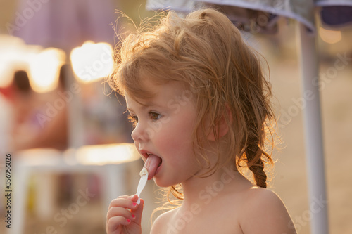 Obraz na płótnie little girl eating ice cream w salonie