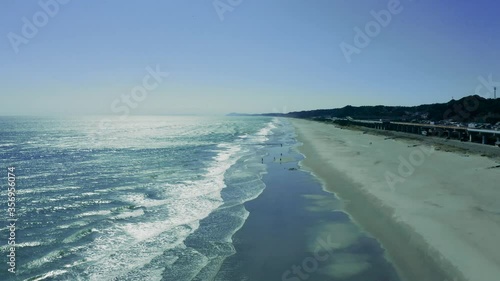 白い砂と青い海のドローン空撮 
海岸線に沿って飛行
Aerial view of drone on the beach with white sand and blue sea.