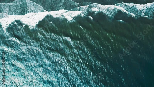 白い砂と青い海のドローン空撮 真俯瞰
Aerial view of drone on the beach with white sand and blue sea.