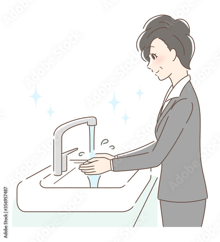 水道水で手を洗う女性