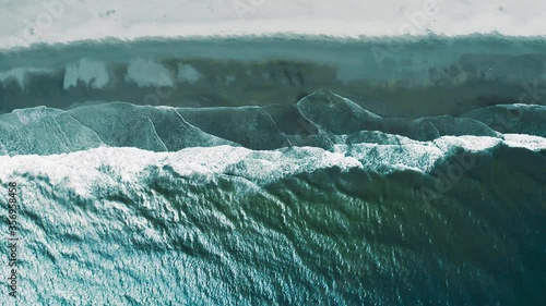 白い砂と青い海のドローン空撮 真俯瞰
Aerial view of drone on the beach with white sand and blue sea.