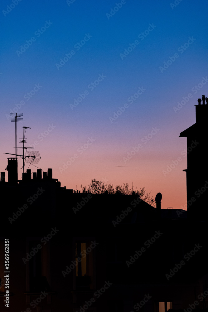 Crépuscule sur les toits