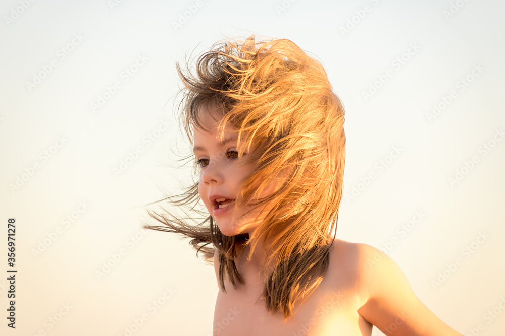 Obraz premium child on the beach