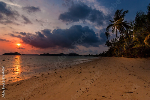 Tropischer Strand im Sonnenuntergang