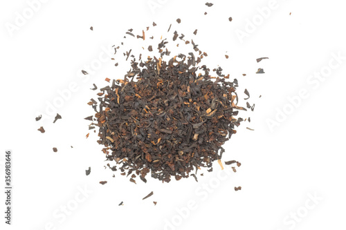 Schwarzer Tee in der Blattgröße Broken trocken (noch nicht gebrüht bzw. aufgegossen) mit weißem Hintergrund