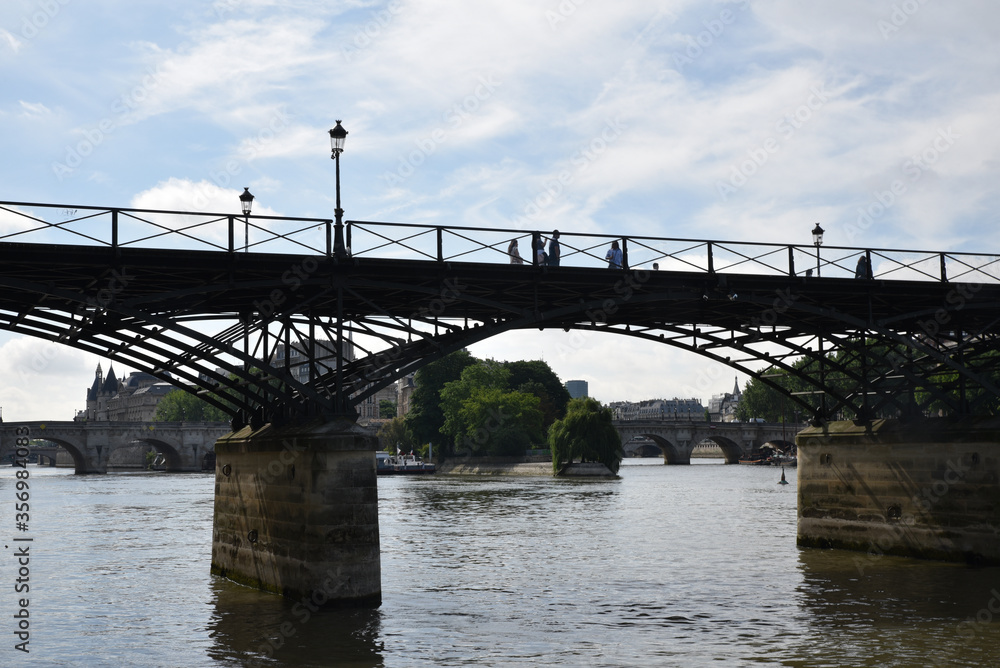 Passerelle sur la Seine à Paris, France 