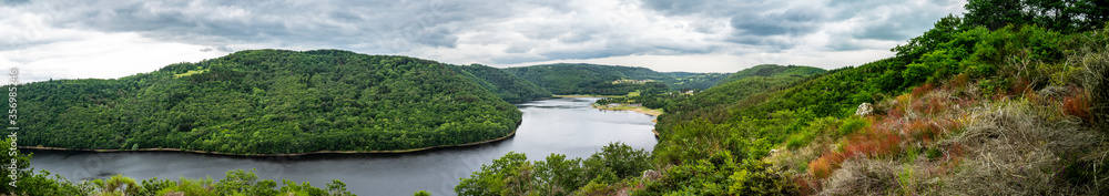 vue panoramique retenue d'eau en Auvergne