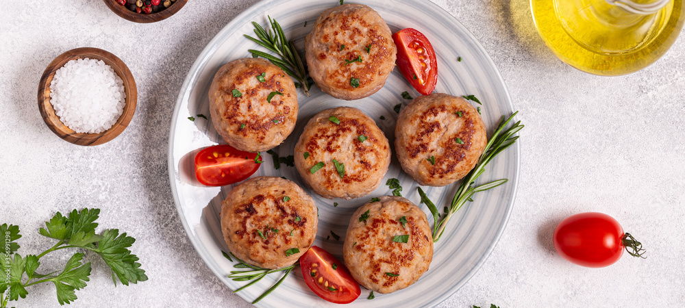 Fresh chicken cutlets with tomatoes and rosemary Fresh chicken cutlets with tomatoes and rosemary