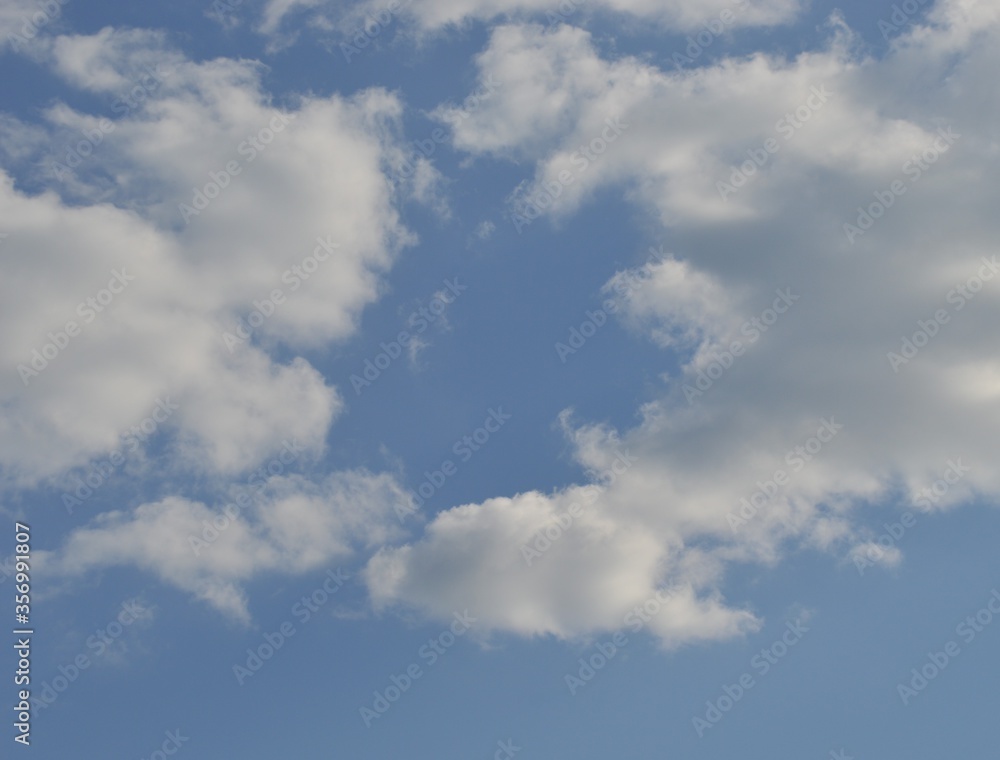 Naklejka premium beautiful clouds nestled amid the blue sky