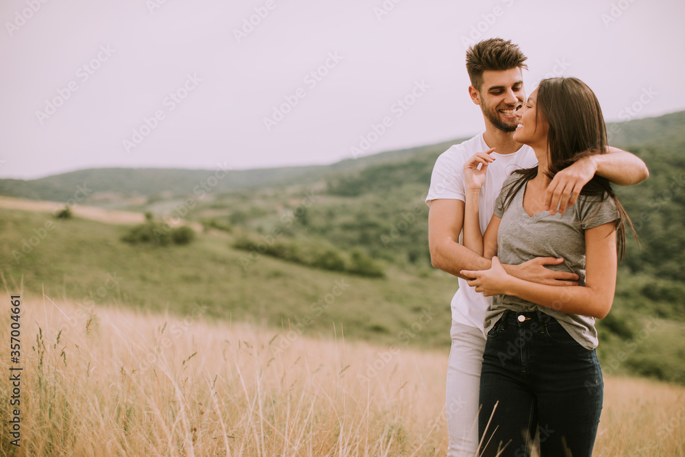 Obraz premium Pretty young couple in love outside in spring nature