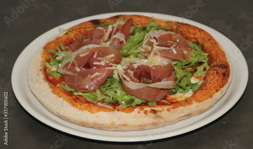 Pizza italian con prosciutto crudo