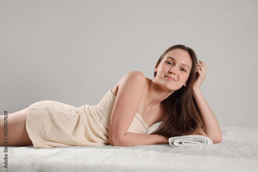 Naklejka premium Young beautiful woman getting spa treatment