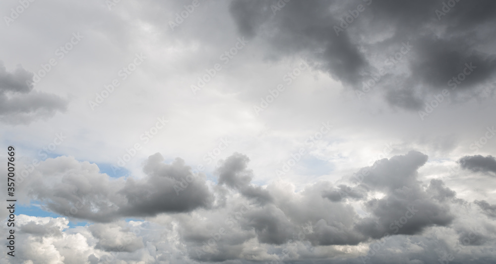 Obraz premium Dark cloudy sky, bad or rainy weather natural background
