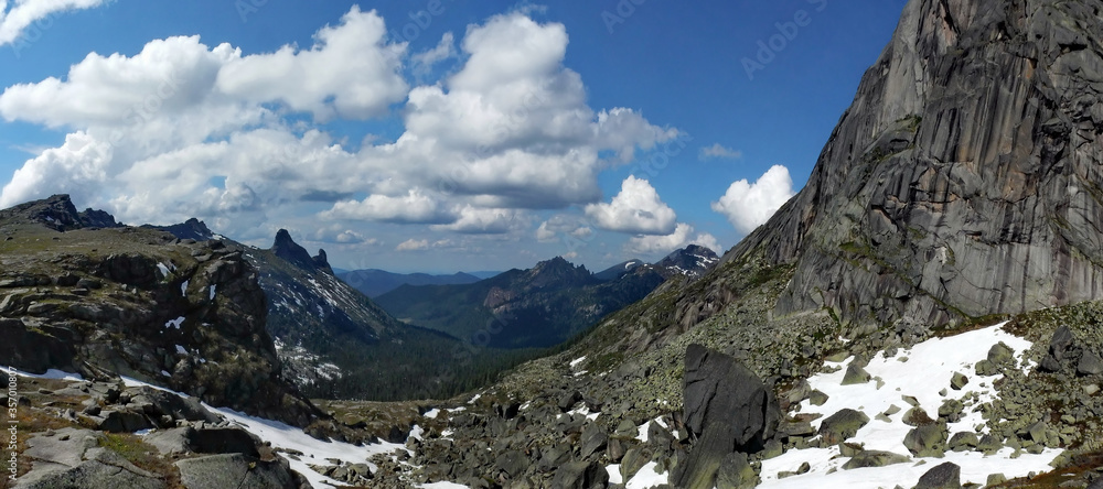 Obraz premium Russia. The South of the Krasnoyarsk territory, Western Sayan. Natural mountain Park Ergaki (translated from the Turkic 