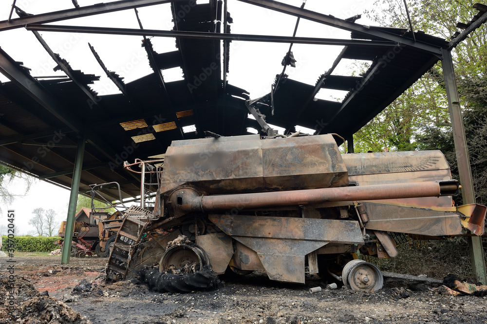 Obraz premium Incendie moissonneuse dans un hangar agricole