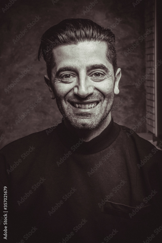 Fototapeta premium Portret mężczyzny w czerni i bieli