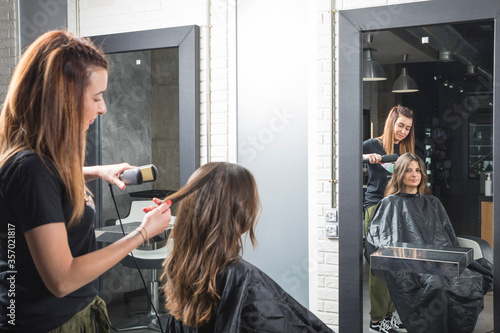 Fotografie Profesional de peluquería trabajando, peinando, tiñendo y cortando cabello