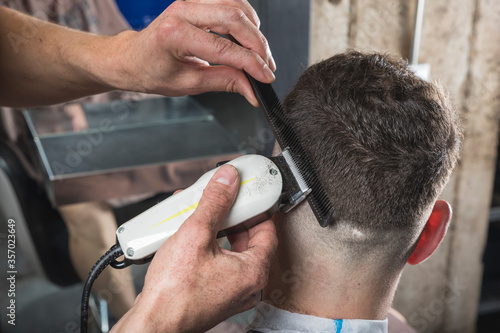 hombre peluquero cortando el pelo a cliente