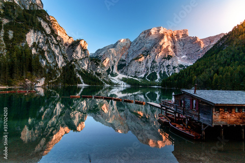 Bergsee mit Hütte